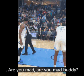 球迷：你生气了？里德：我要把你?打出来！球迷 ：试试看啊！