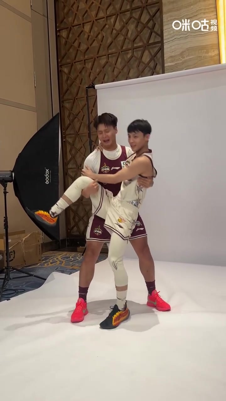 老队友拍定妆照?赵睿公主抱徐杰 随后还将徐中锋背起