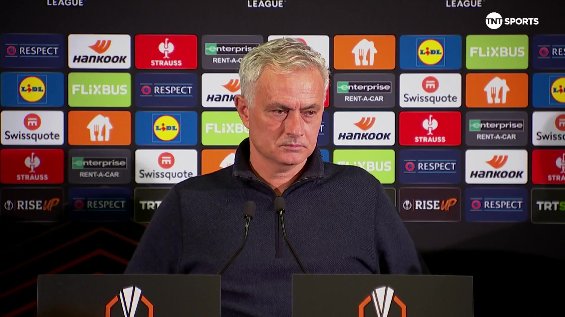 不愧是你?发布会上记者问题太长，穆里尼奥直接开始装睡