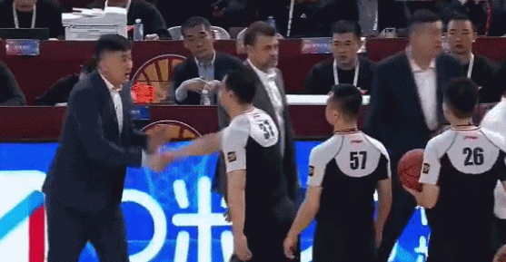 余怒未消?杜锋赛后与裁判握手时情绪激动 申诉5秒违例关键判罚