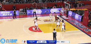 余怒未消?杜锋赛后与裁判握手时情绪激动 申诉5秒违例关键判罚