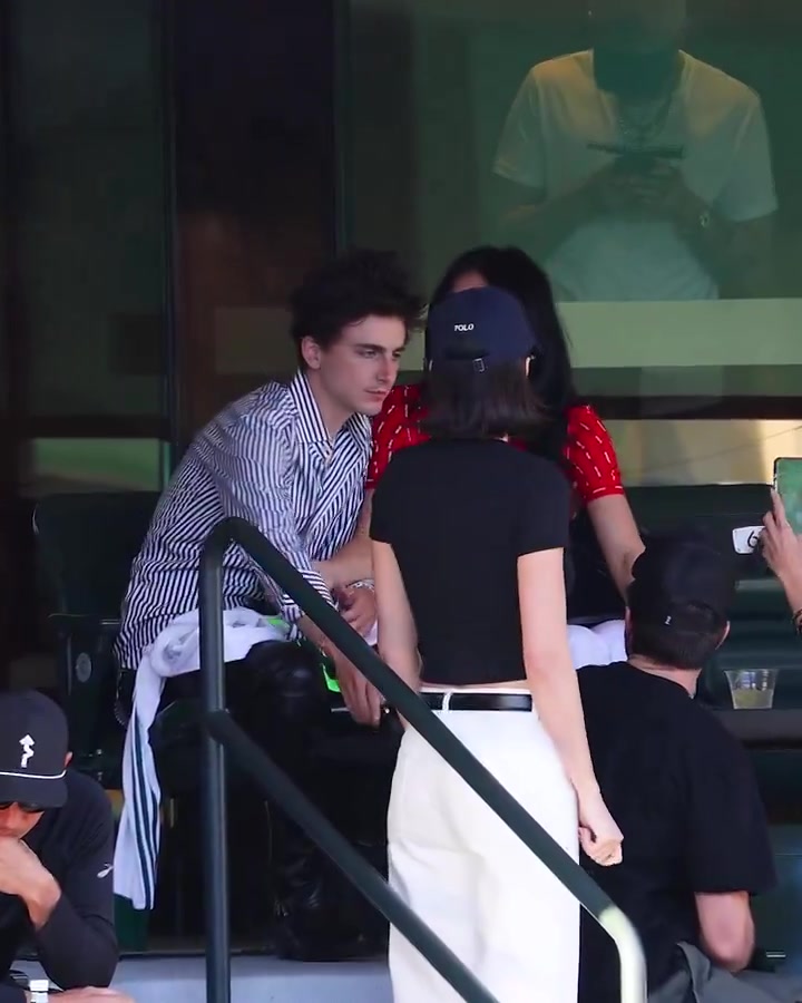 ?肯豆吃狗粮！“金小妹”捧着甜茶的脸，小鸡啄米亲个不停