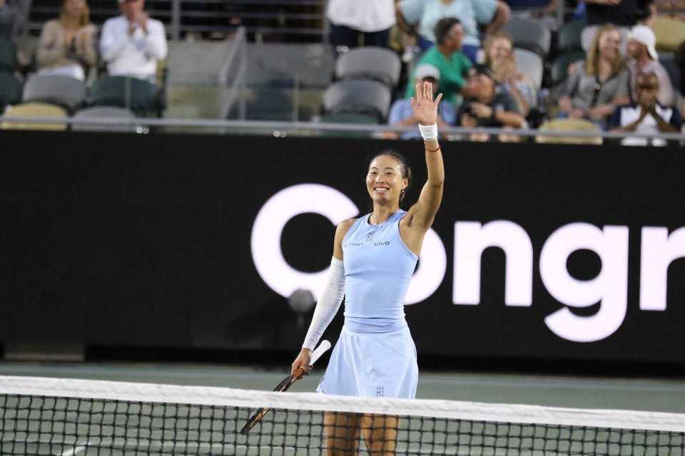 泥地赛场13连胜！郑钦文苦战2-1险胜梅尔滕斯，首进查尔斯顿八强