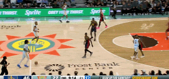 饿虎扑食！卡斯尔箭步杀到篮下 腾空暴起双手暴力将球砸进篮筐