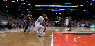 饿虎扑食！卡斯尔箭步杀到篮下 腾空暴起双手暴力将球砸进篮筐