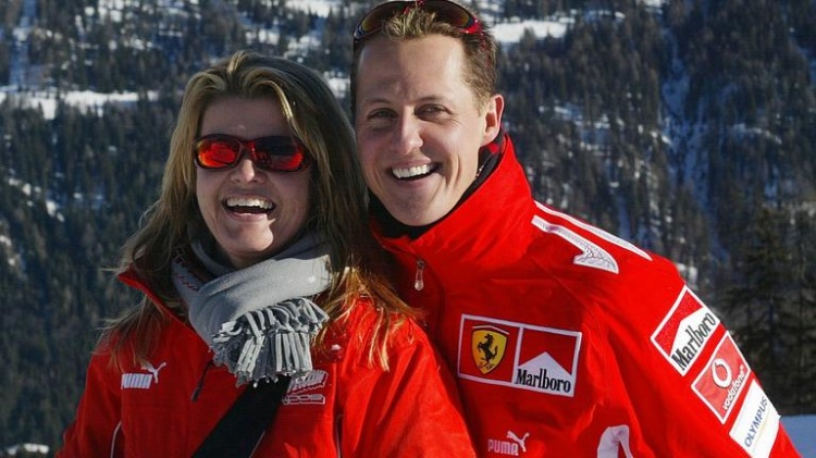 邮报:妻子帮助舒马赫在赛车头盔上签名,用于斯图尔特的慈善拍卖