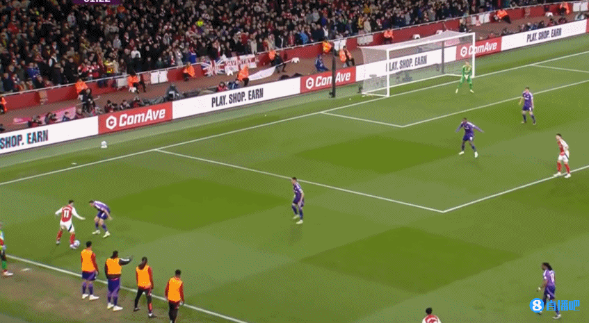 ?巴西人的天赋!马丁内利牛尾巴穿裆晃翻对手+蝎子摆尾送助攻