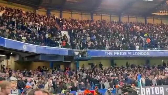 换人遭球迷唱歌嘲讽，萨尔进球后澳波做捂耳手势，结果进球被吹