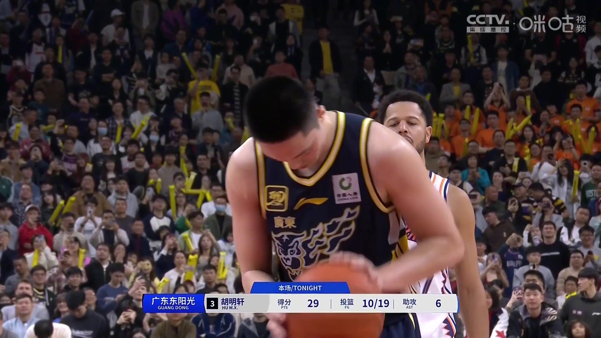 ?他值得！胡明轩一攻一防终结比赛 罚球时“MVP”呼声震天响！