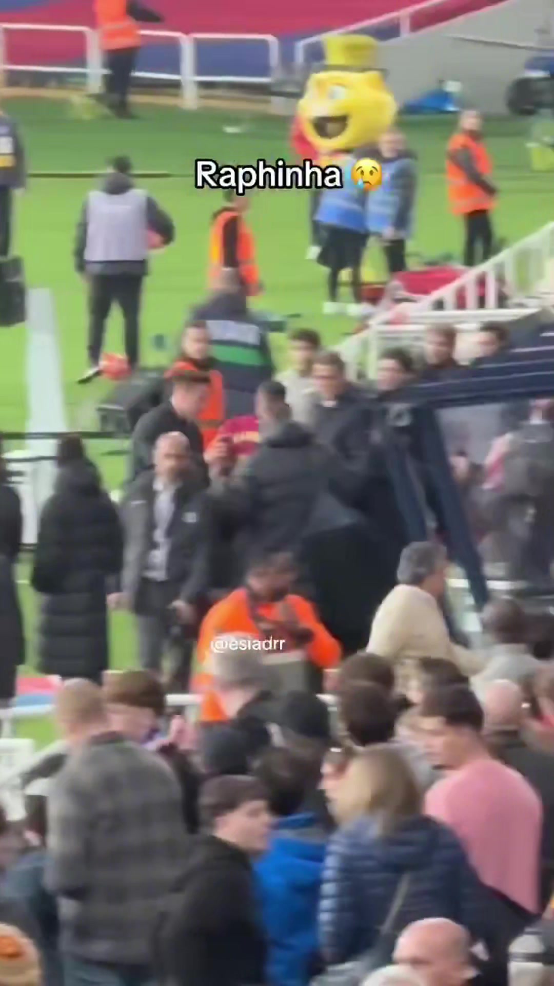 火气很大?拉菲尼亚赛后爆射皮球，怒喷裁判特狮拦都拦不住