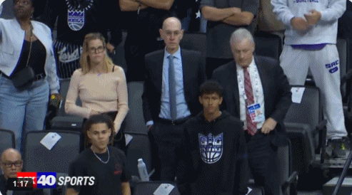 ?紧张了？萧华站起身督战 哈登马上发球失误