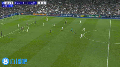 马丁内利进球后，加布里埃尔在家中高举双臂激情庆祝