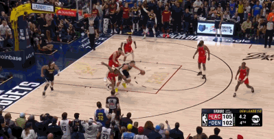 累坏了?‍?约基奇绝平强行出手不中后扶着膝盖久久未能起身