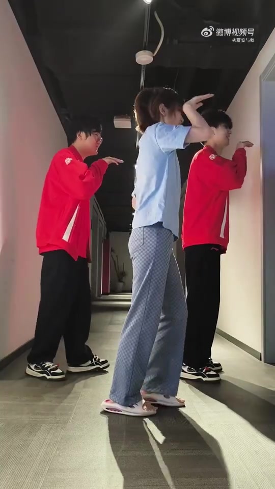 夏安分享和WE队员合舞：完全不用教学，很会卡点的哥几个