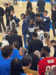 家属都坐不住了?兰德尔末节挥手制止家人离开 告诉他们留下来