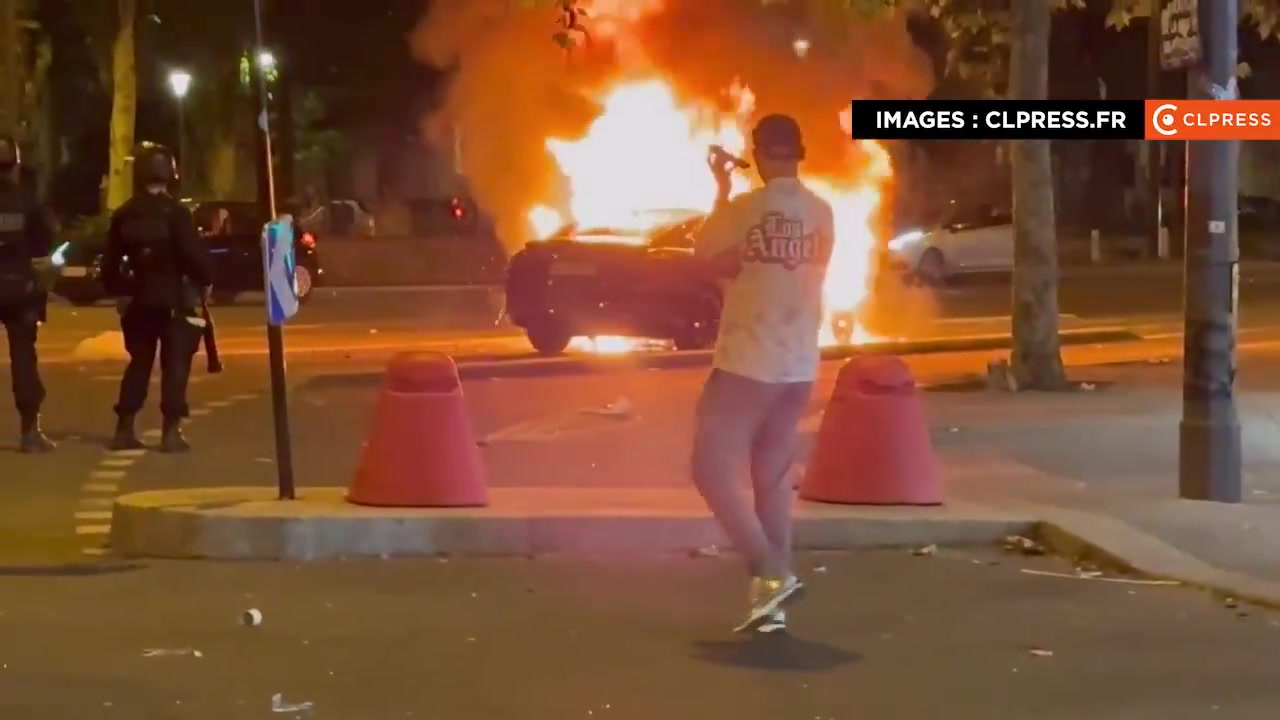 太刑了！巴黎夺冠庆典再遇球迷闹事，阻塞道路+纵火烧车+发射炮弹