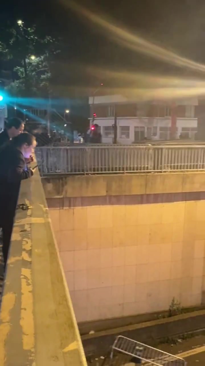 太刑了！巴黎夺冠庆典再遇球迷闹事，阻塞道路+纵火烧车+发射炮弹