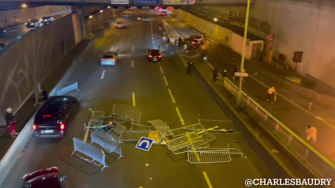 太刑了！巴黎夺冠庆典再遇球迷闹事，阻塞道路+纵火烧车+发射炮弹