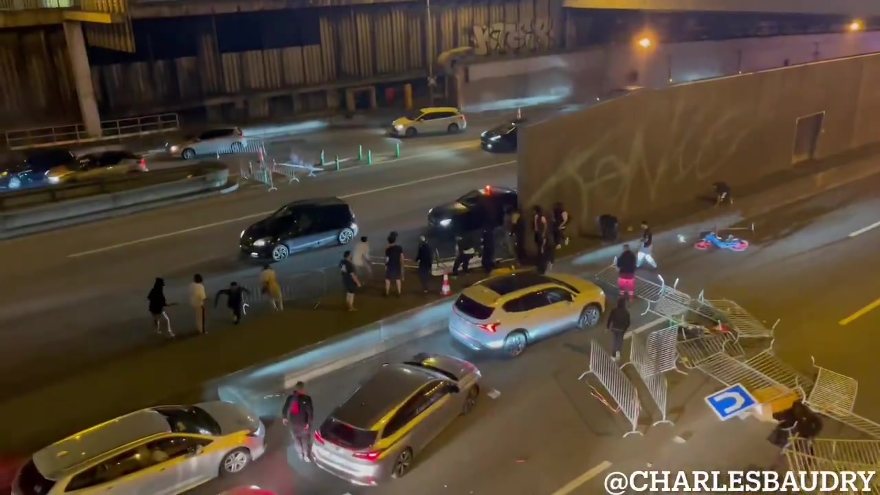 太刑了！巴黎夺冠庆典再遇球迷闹事，阻塞道路+纵火烧车+发射炮弹