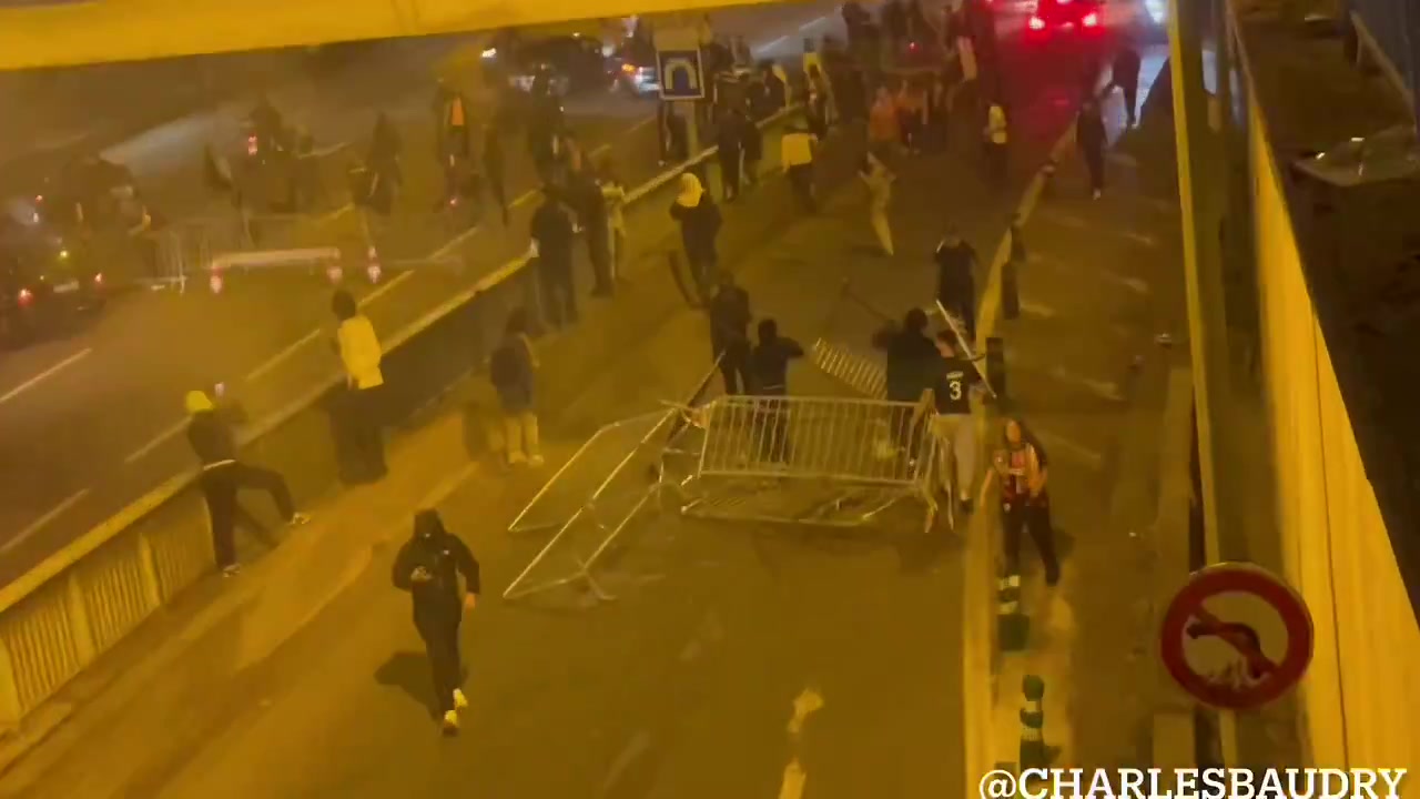 太刑了！巴黎夺冠庆典再遇球迷闹事，阻塞道路+纵火烧车+发射炮弹