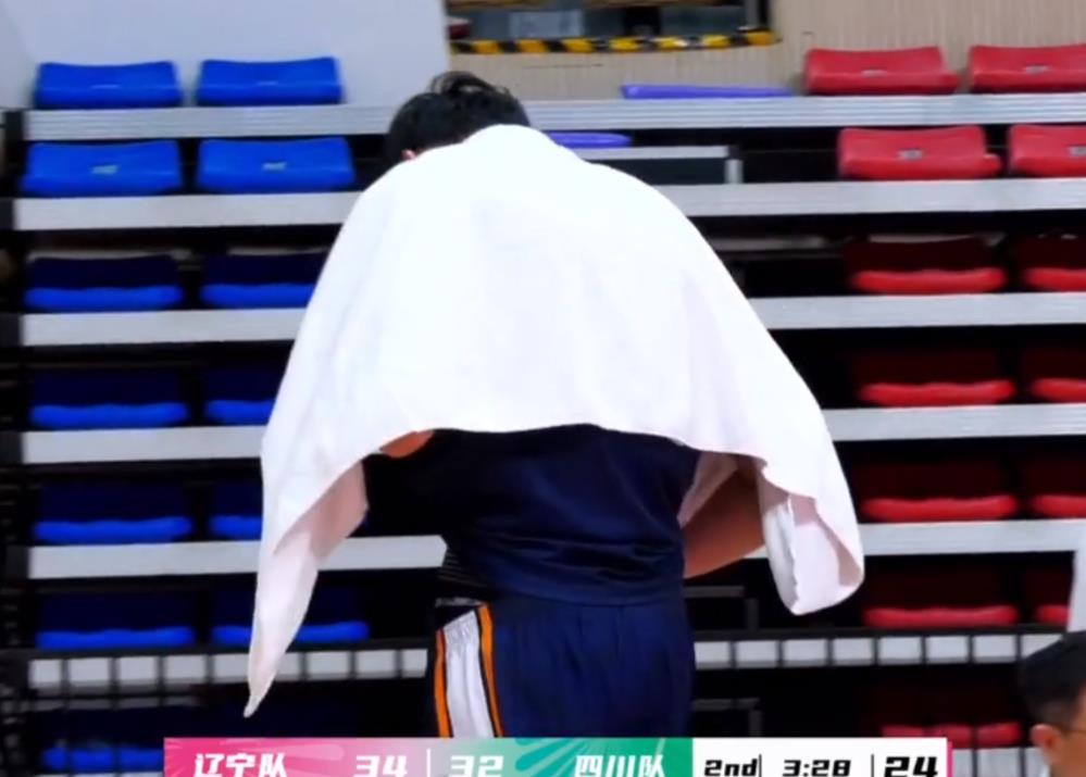 周琦深夜更博自责：哨响是比赛的一部分 面对争议吹罚我该更冷静