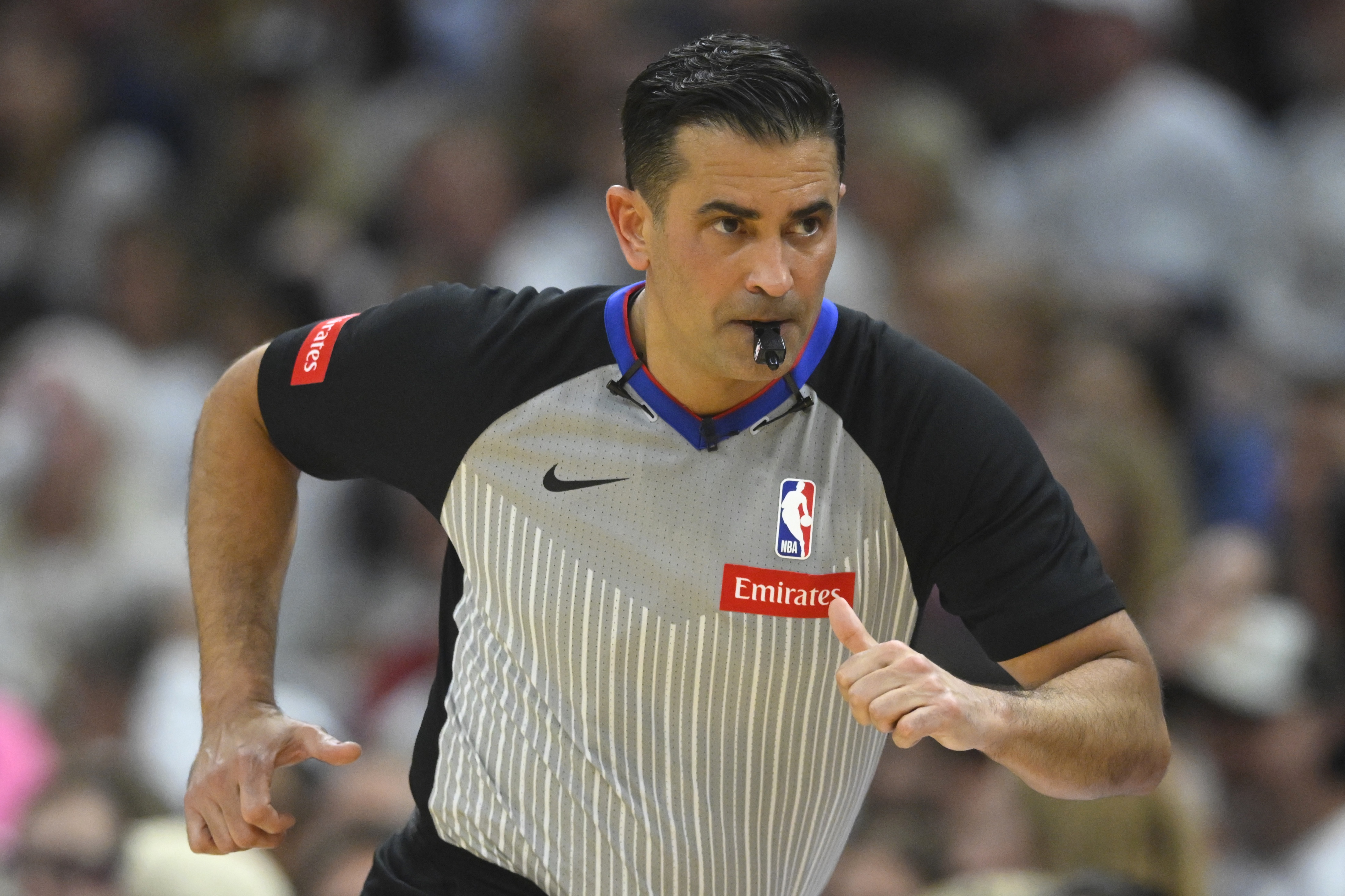 总决赛G2裁判：主裁判扎克-扎巴 福斯特回放中心观战?