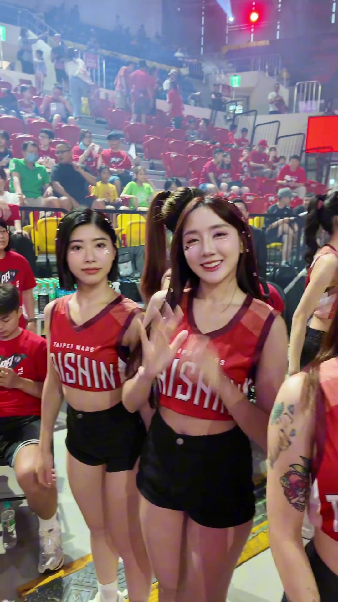 啦啦队高喊“朱俊龙 你好帅” 朱俊龙to林秉圣：把我微信推给她们